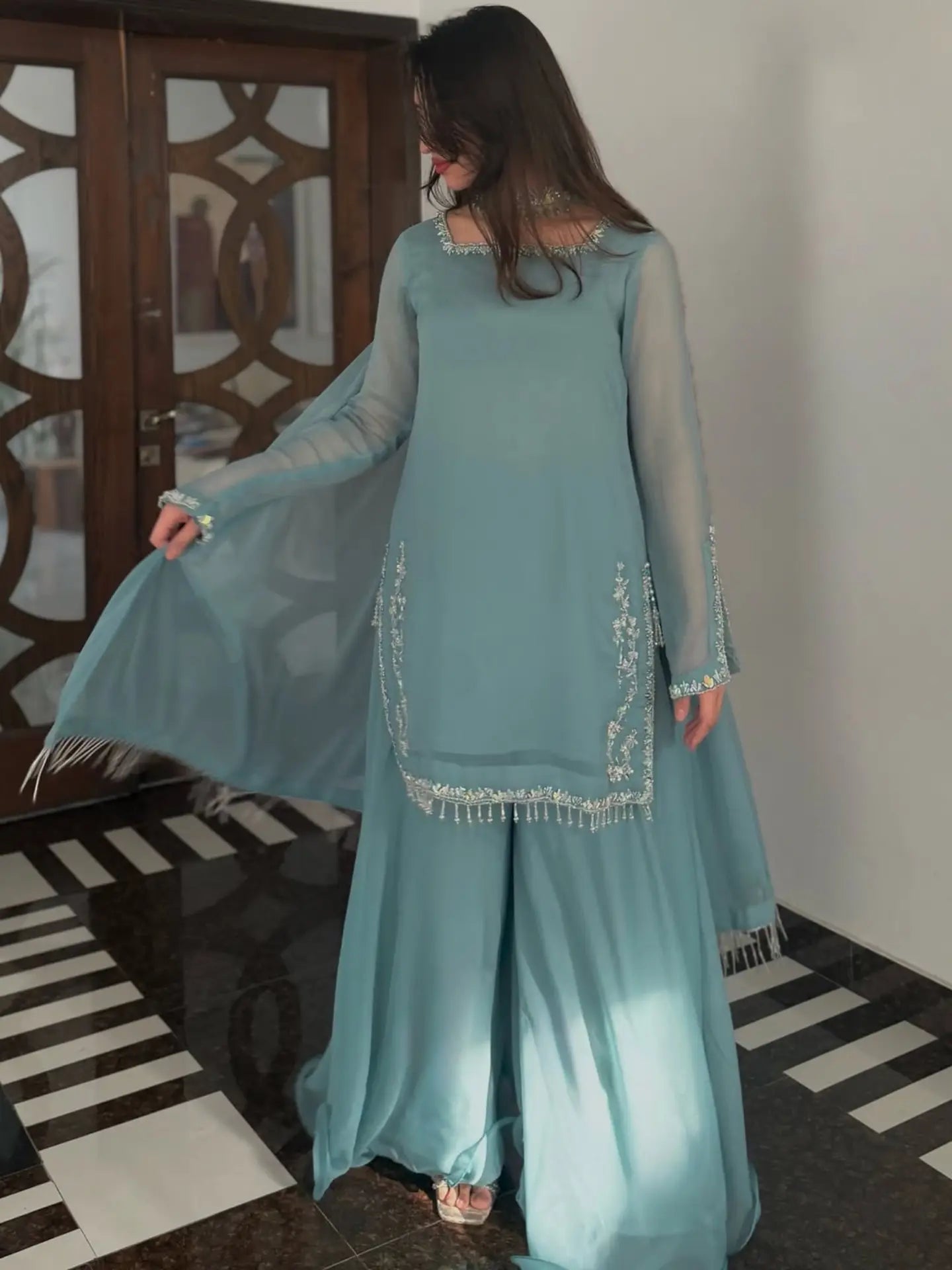 DRESS CODE. ARZU